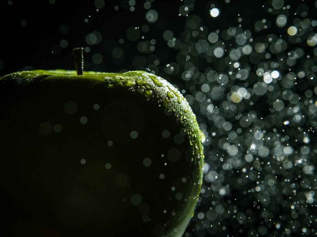 Обои макро, капли, фрукты, фотограф, яблоко, зеленое, hannes hochsmann, macro, drops, fruit, photographer, apple, green разрешение 2000x1334 Загрузить