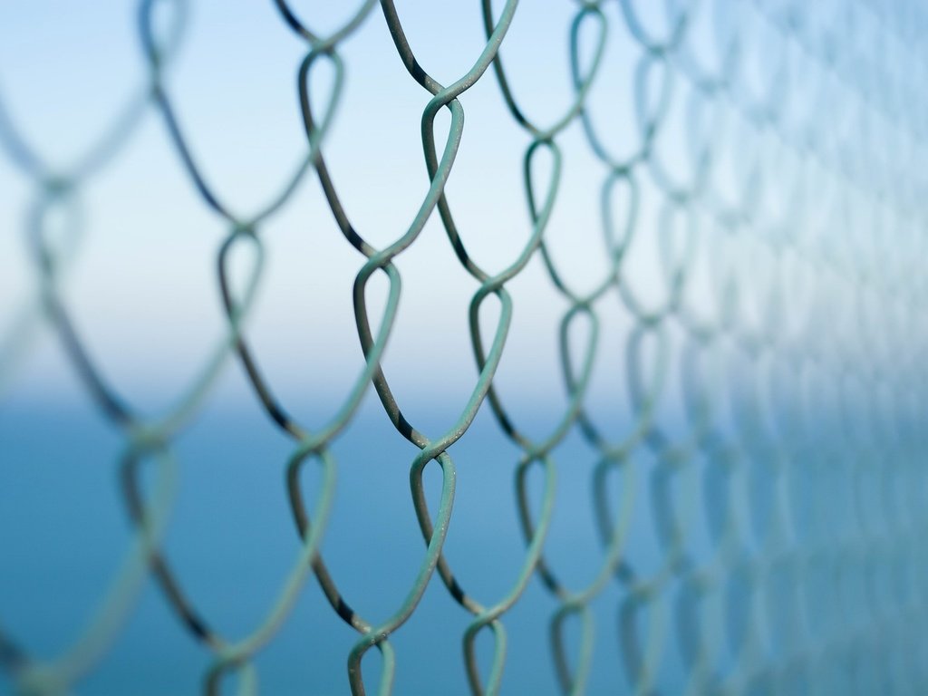 Обои макро, фон, забор, сетка, рабица, macro, background, the fence, mesh, netting разрешение 2048x1366 Загрузить