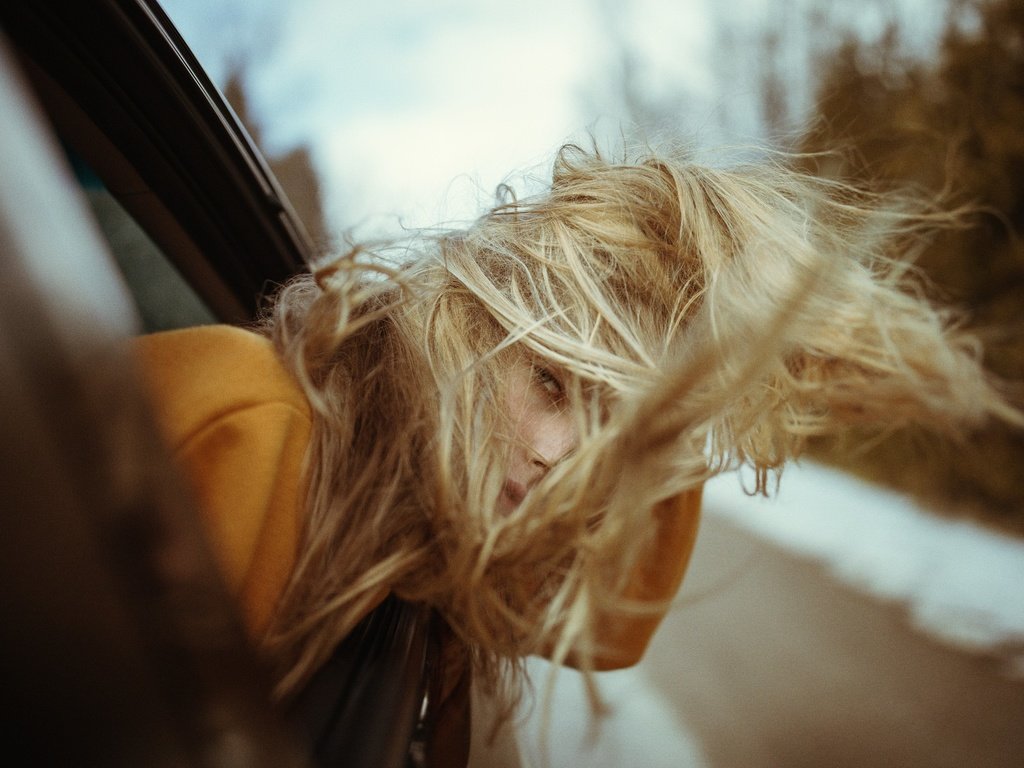 Обои девушка, блондинка, авто, модель, волосы, ветер, girl, blonde, auto, model, hair, the wind разрешение 2048x1365 Загрузить