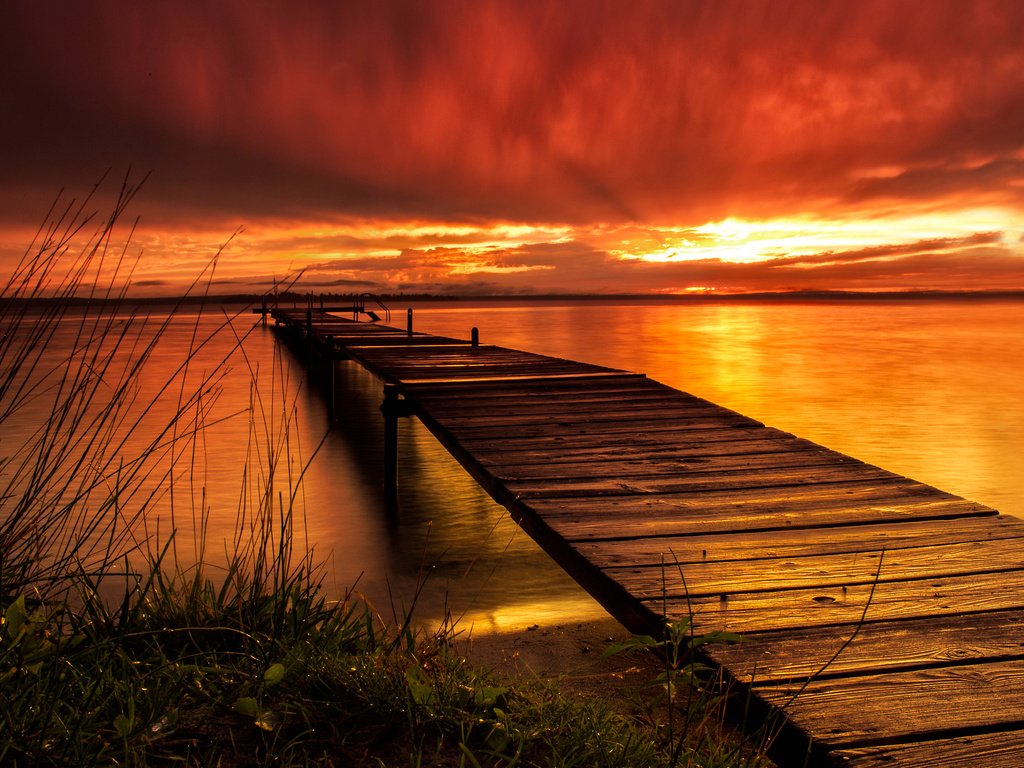 Обои небо, облака, вечер, озеро, мостик, закат, причал, зарево, the sky, clouds, the evening, lake, the bridge, sunset, pier, glow разрешение 2048x1338 Загрузить