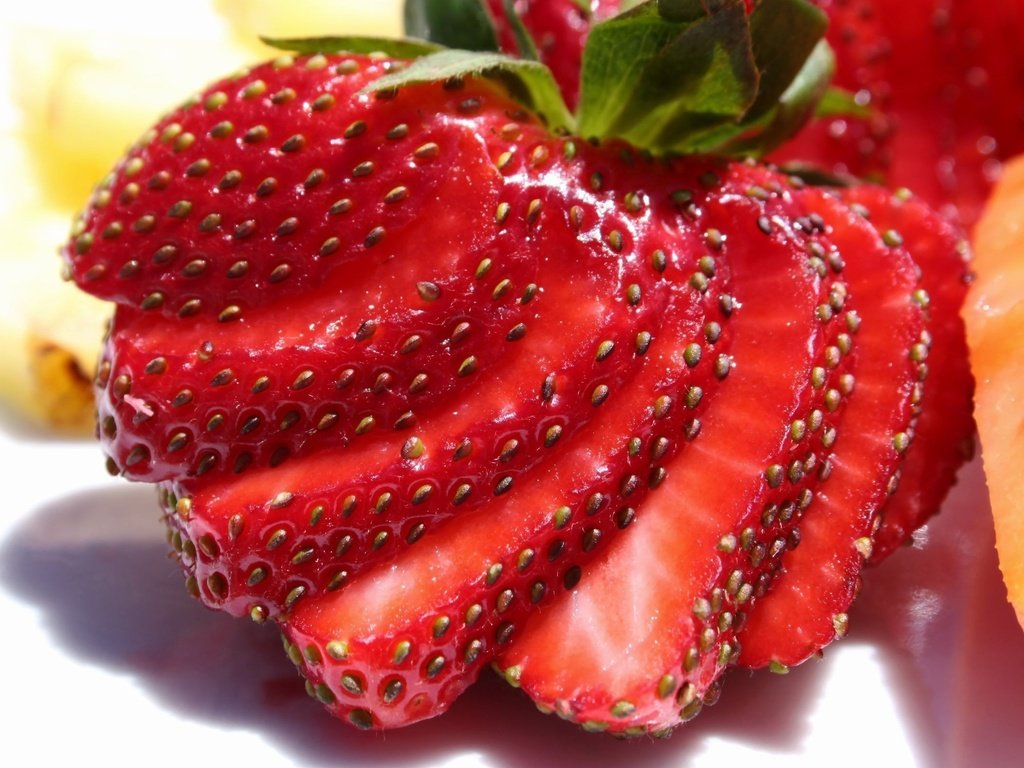 Обои макро, ягода, клубника, дольки, нарезка, macro, berry, strawberry, slices, cutting разрешение 2560x1600 Загрузить