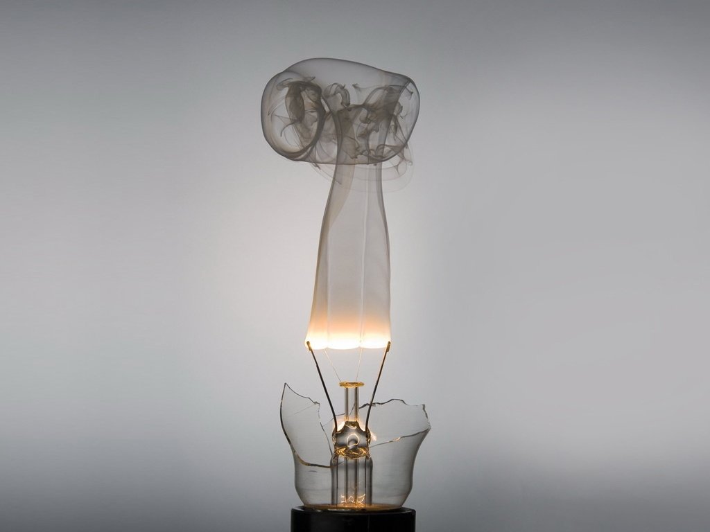 Обои фон, дым, минимализм, спираль, лампочка, background, smoke, minimalism, spiral, light bulb разрешение 1920x1080 Загрузить