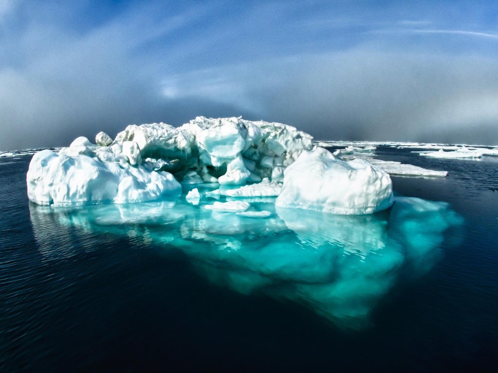 Обои небо, облака, вода, природа, зима, море, лёд, айсберг, the sky, clouds, water, nature, winter, sea, ice, iceberg разрешение 2048x1326 Загрузить