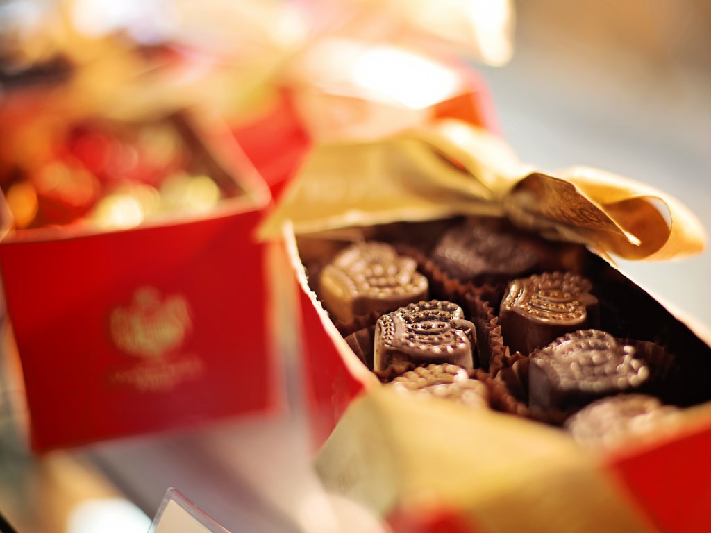 Обои конфеты, лента, шоколад, коробка, шоколадные конфеты, candy, tape, chocolate, box, chocolates разрешение 3840x2400 Загрузить