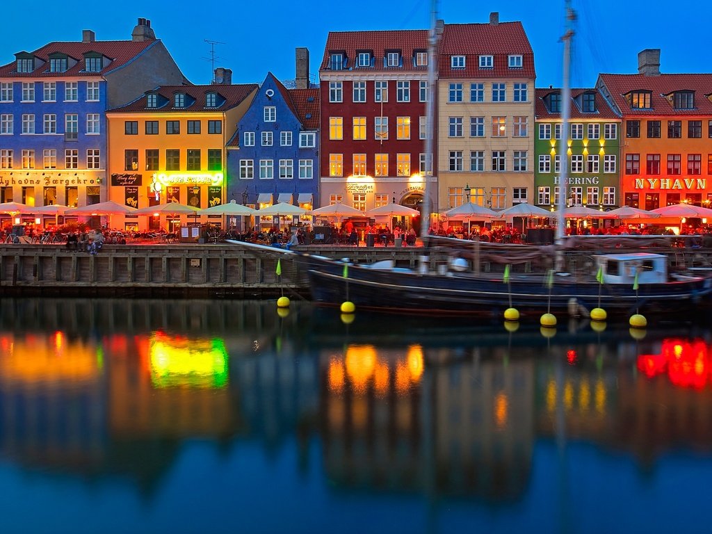 Обои огни, отражение, корабль, дома, копенгаген, дания, нюхавн, lights, reflection, ship, home, copenhagen, denmark, nyhavn разрешение 2048x1365 Загрузить