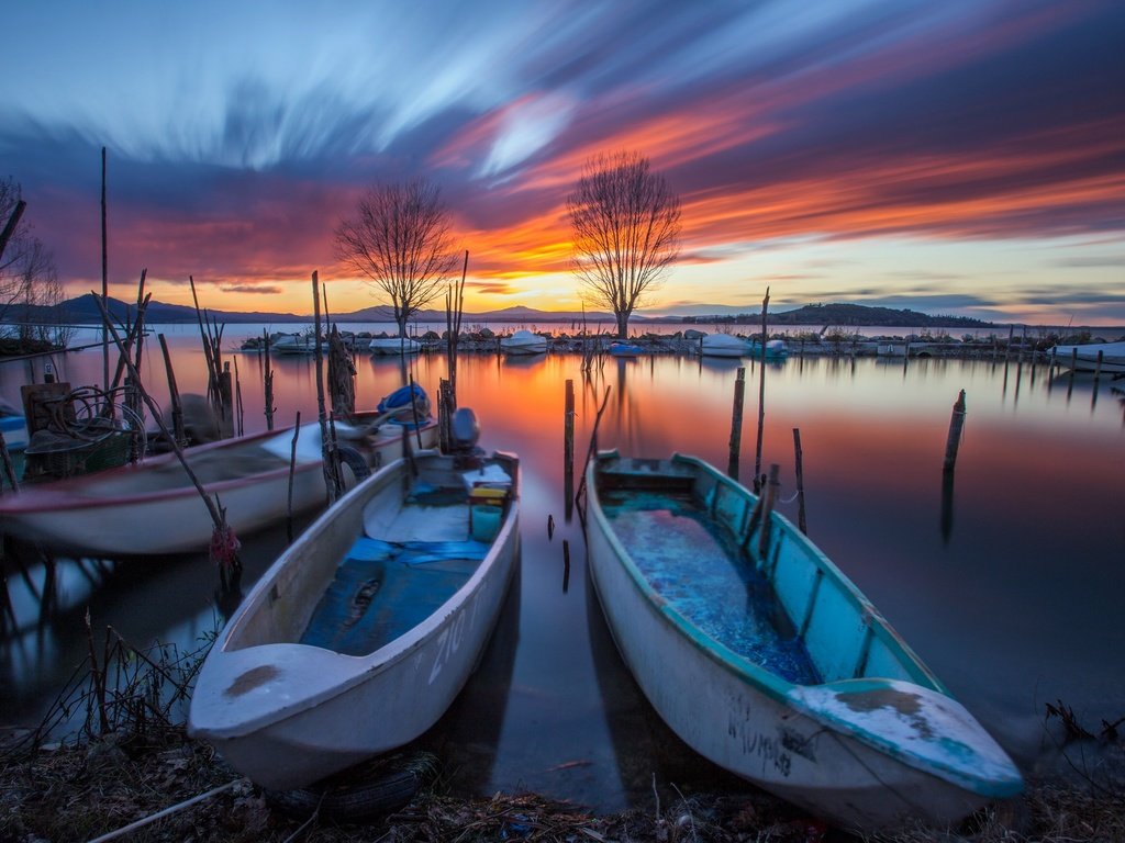 Обои озеро, закат, лодки, длинная выдержка, умбрия, италиа, lake, sunset, boats, long exposure, umbria, italia разрешение 2560x1651 Загрузить