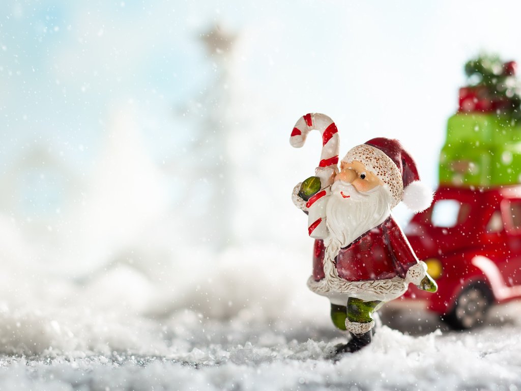 Обои снег, рождество, новый год, санта клаус, композиция, машина, подарки, дед мороз, фигурки, игрушки, праздник, snow, christmas, new year, composition, machine, gifts, santa claus, figures, toys, holiday разрешение 5211x3726 Загрузить