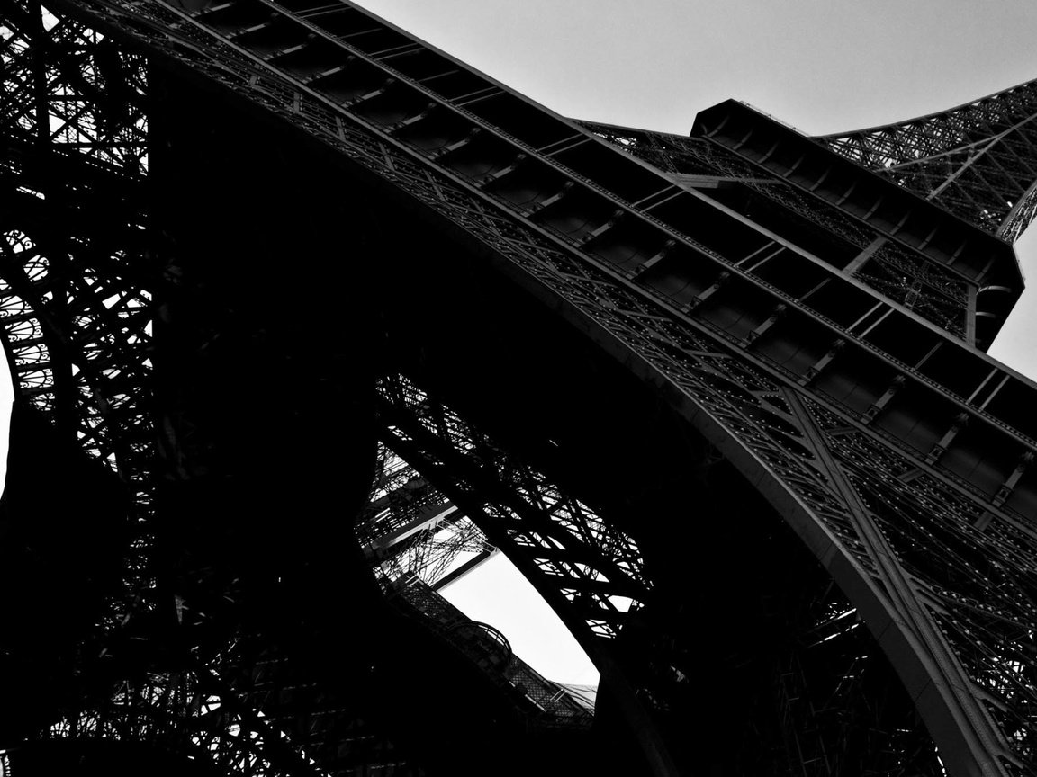 Обои небо, париж, франция, эйфелева башня, чёрно-белые, the sky, paris, france, eiffel tower, black and white разрешение 2400x1350 Загрузить