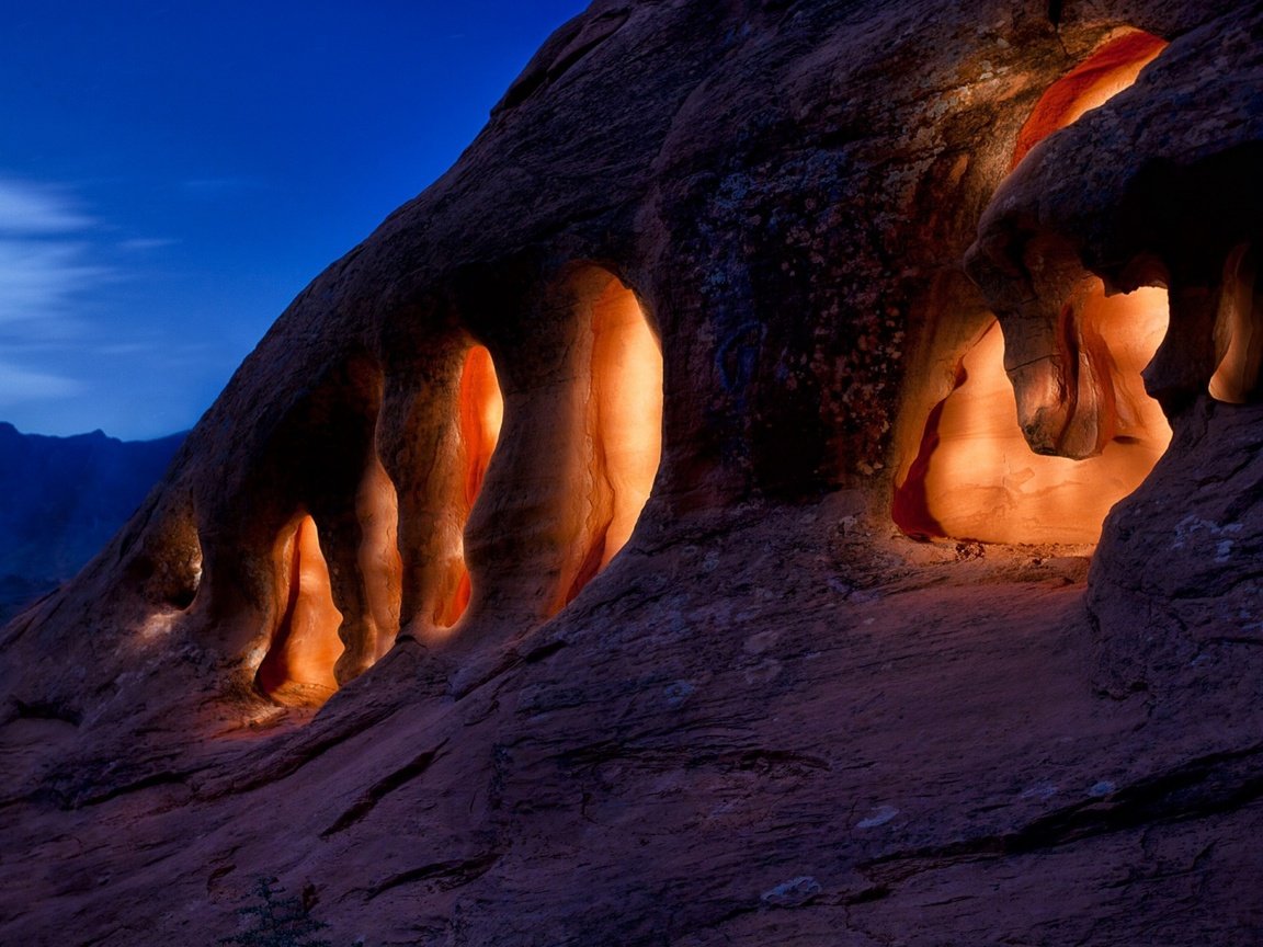 Обои свет, ночь, скала, сша, пещера, невада, светящиеся пещеры, light, night, rock, usa, cave, nevada, glowing caves разрешение 1920x1080 Загрузить