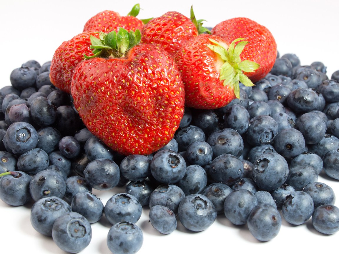 Обои клубника, ягоды, белый фон, черника, strawberry, berries, white background, blueberries разрешение 3840x2400 Загрузить