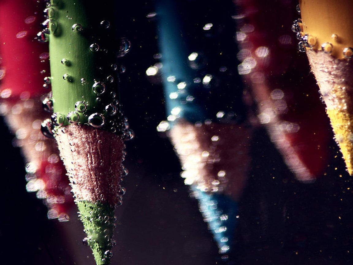 Обои вода, цветные карандаши, макро, фон, капли, цвет, карандаши, цветные, пузырьки, water, colored pencils, macro, background, drops, color, pencils, colored, bubbles разрешение 2560x1600 Загрузить
