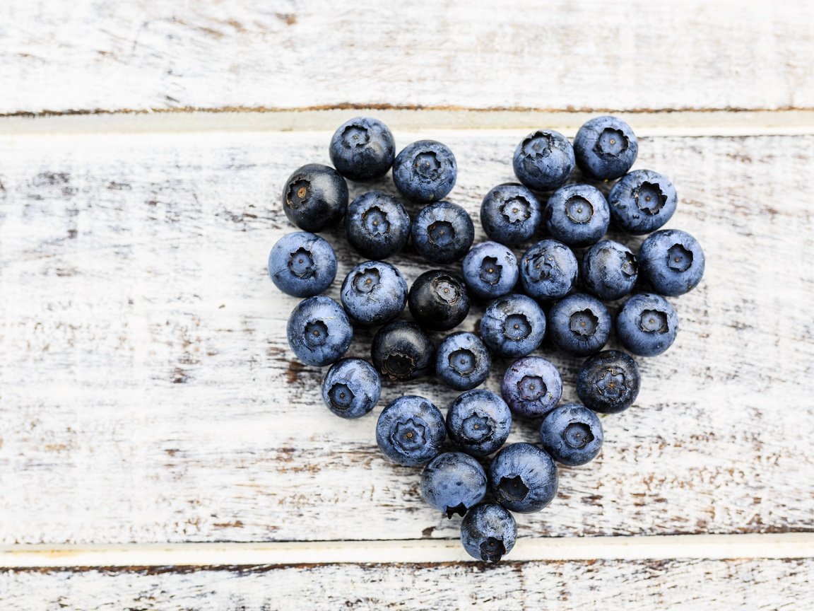 Обои ягоды, черника, романтик, дерева, голубика, парное, влюбленная, черничный, сердечка, heart, berries, blueberries, romantic, wood, fresh, love, blueberry разрешение 5760x3840 Загрузить