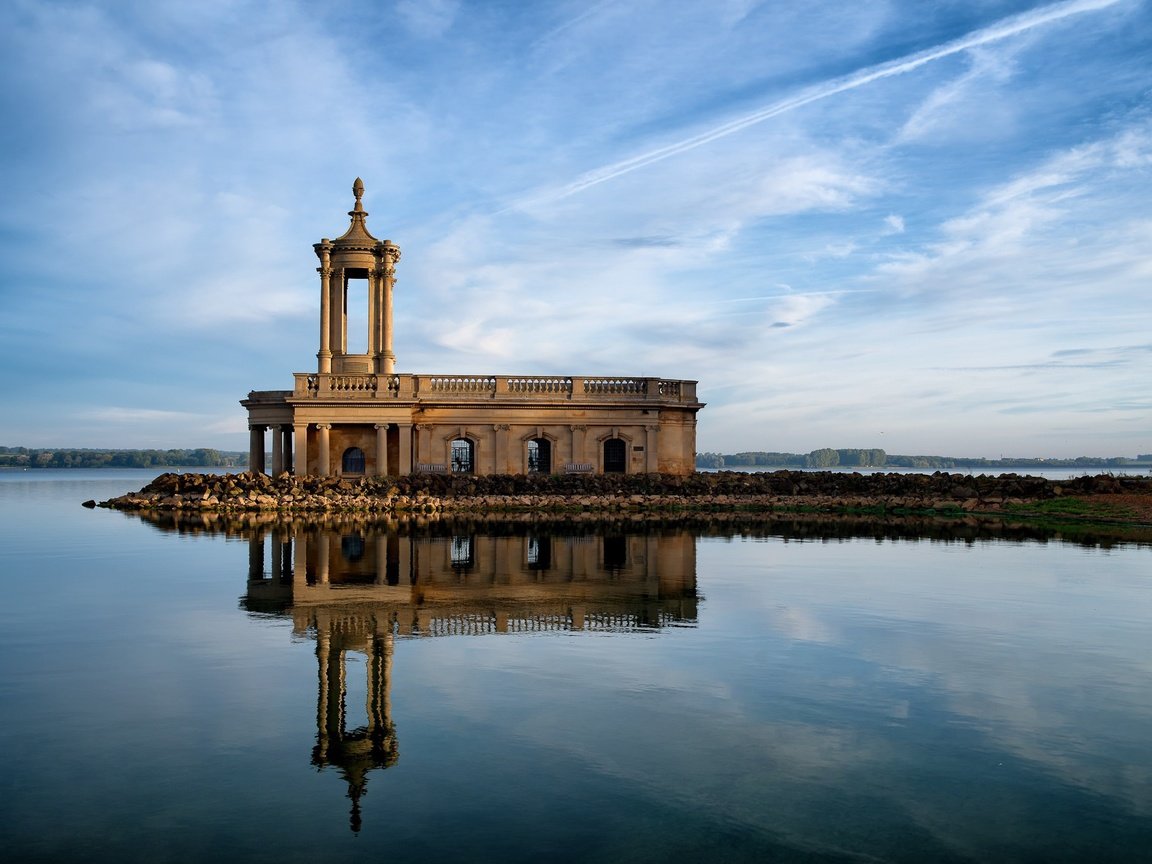 Обои небо, облака, вода, отражение, англия, часовня, rutland county, normanton, the sky, clouds, water, reflection, england, chapel разрешение 2048x1367 Загрузить