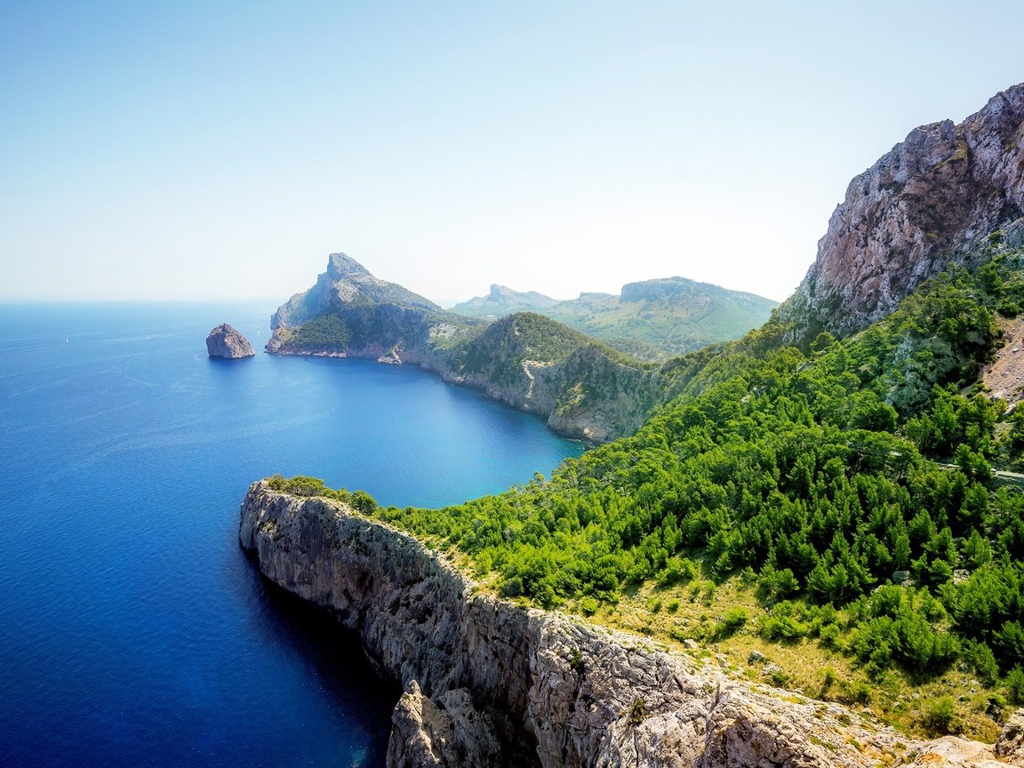 Обои деревья, скалы, берег, зелень, море, вид, солнечно, trees, rocks, shore, greens, sea, view, sunny разрешение 2160x1350 Загрузить