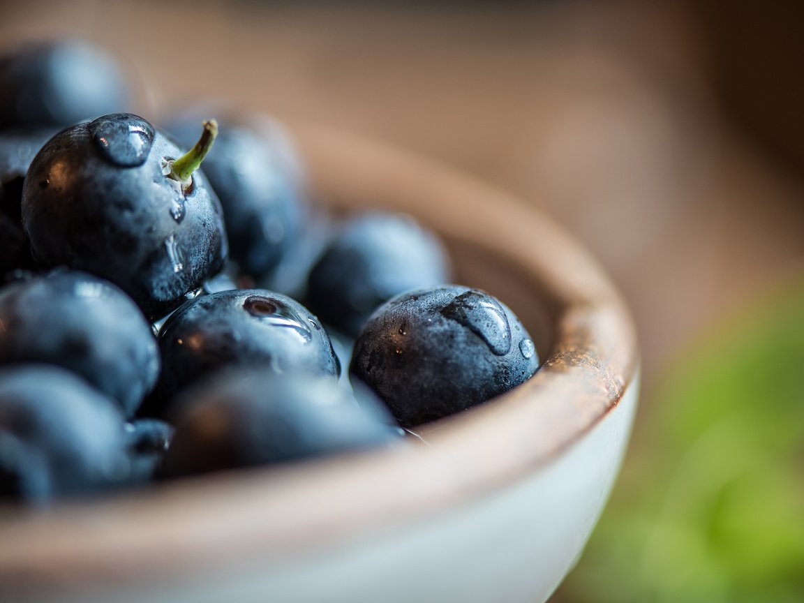 Обои макро, капли, ягода, черника, голубика, macro, drops, berry, blueberries разрешение 3840x2160 Загрузить