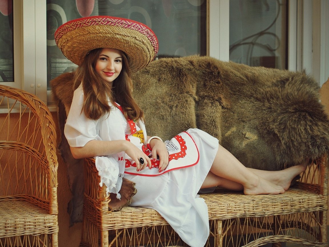 Обои девушка, платье, улыбка, шкура, диван, шляпа, сомбреро, girl, dress, smile, skin, sofa, hat, sombrero разрешение 1920x1285 Загрузить