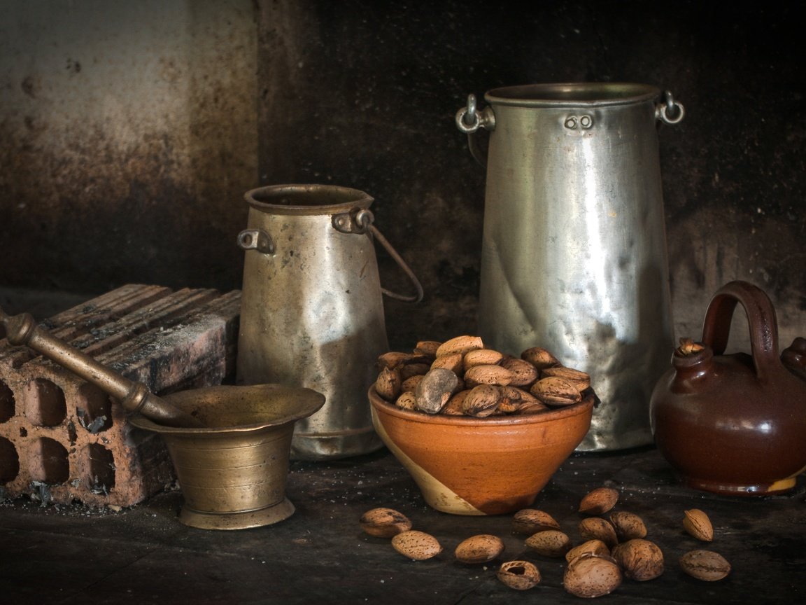 Обои орехи, кирпич, натюрморт, миндаль, бидон, ступка, утварь, nuts, brick, still life, almonds, cans, mortar, utensils разрешение 3708x2440 Загрузить