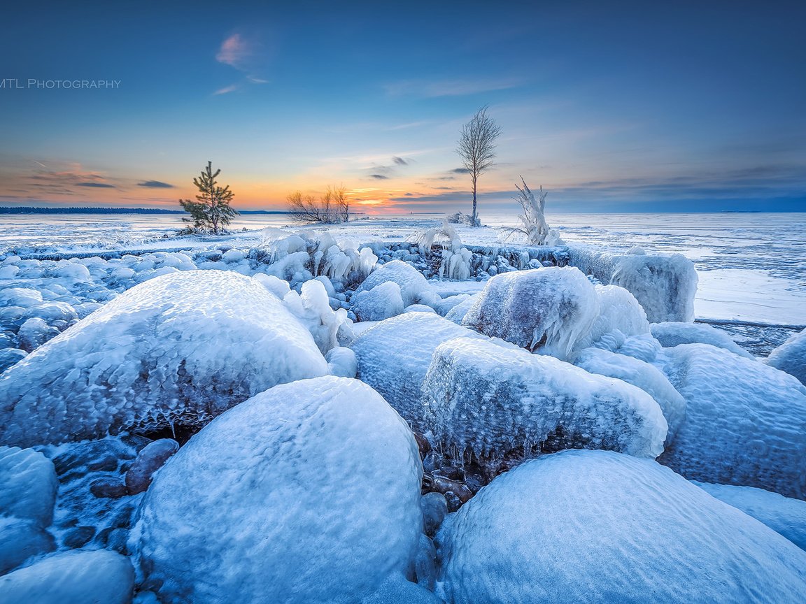 Обои небо, лёд, деревья, озеро, природа, камни, закат, зима, пейзаж, the sky, ice, trees, lake, nature, stones, sunset, winter, landscape разрешение 1920x1200 Загрузить