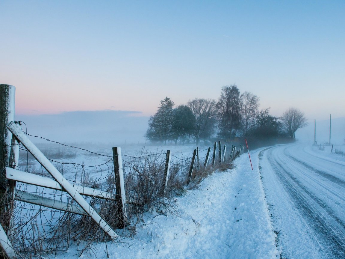 Обои дорога, природа, зима, пейзаж, иней, забор, road, nature, winter, landscape, frost, the fence разрешение 2880x1800 Загрузить