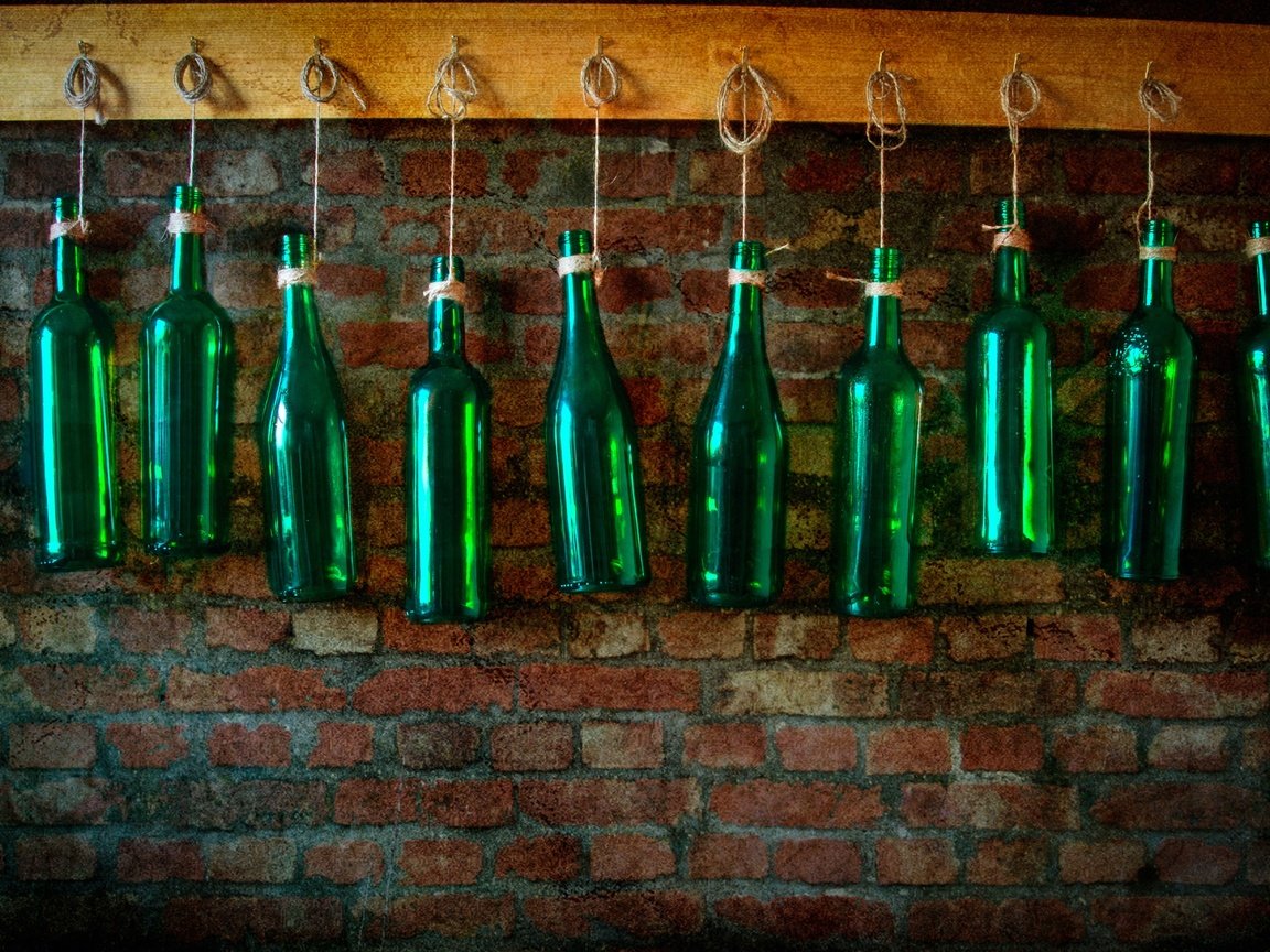 Обои стена, бутылки, кирпичи, wall, bottle, bricks разрешение 2880x1800 Загрузить