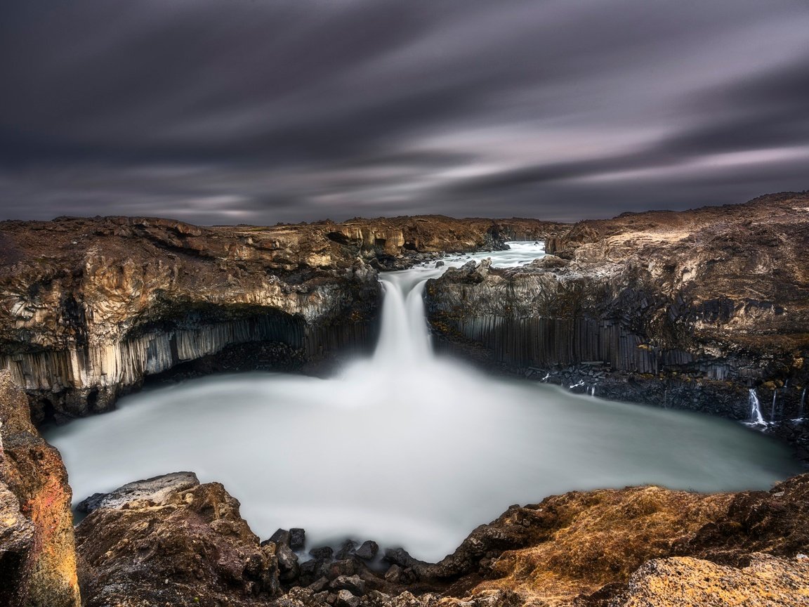 Обои небо, скалы, камни, водопад, исландия, пасмурно, the sky, rocks, stones, waterfall, iceland, overcast разрешение 2000x1334 Загрузить