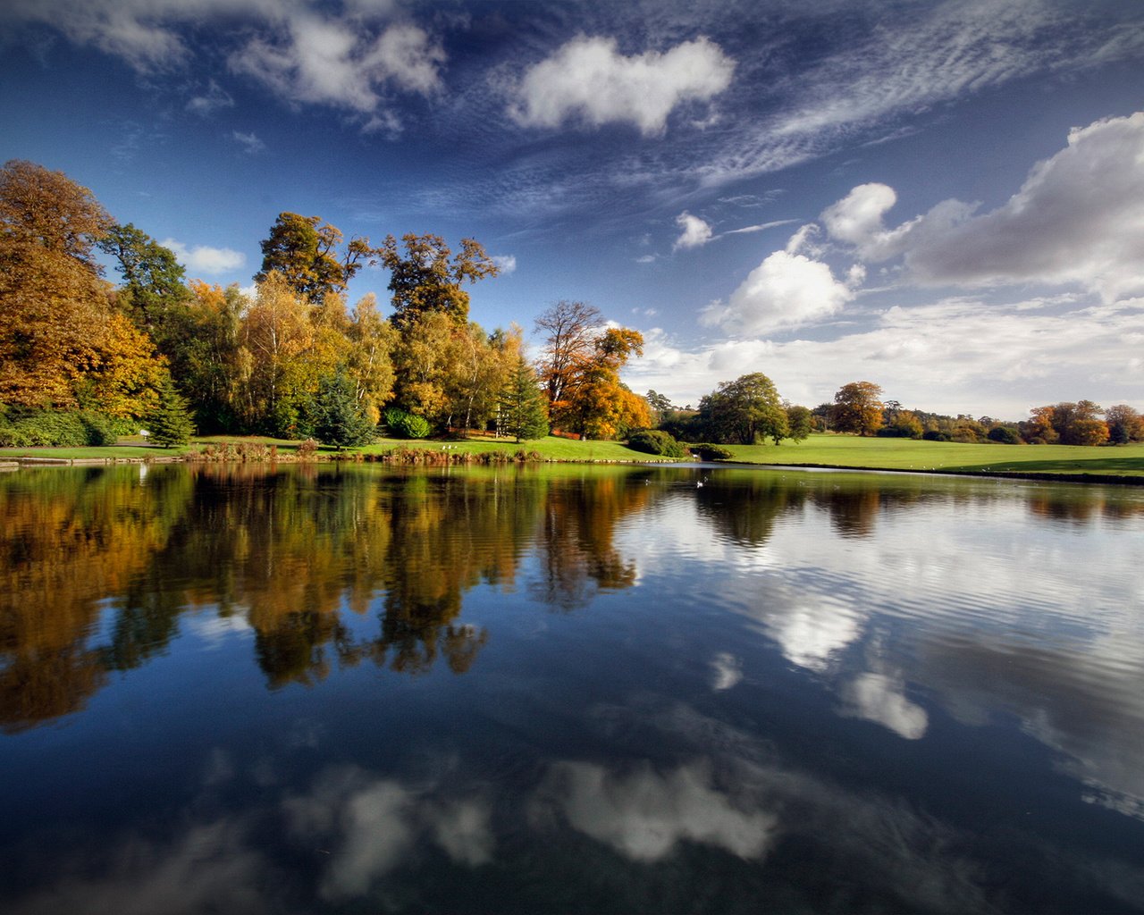 Обои облака, деревья, озеро, отражение, clouds, trees, lake, reflection разрешение 1920x1200 Загрузить