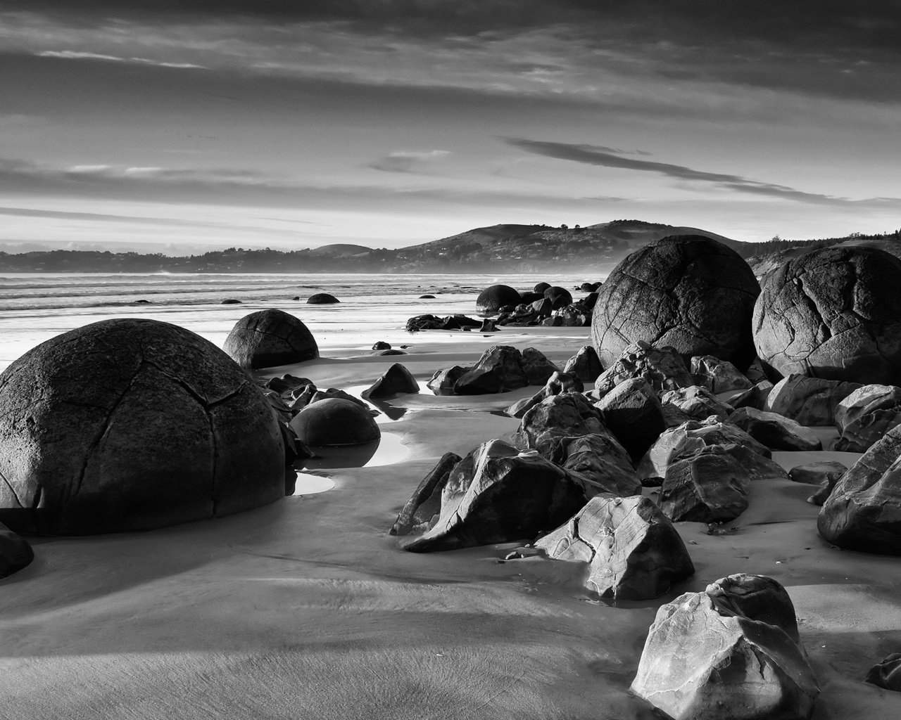 Обои камни, берег, черно-белая, круглые, stones, shore, black and white, round разрешение 2560x1600 Загрузить