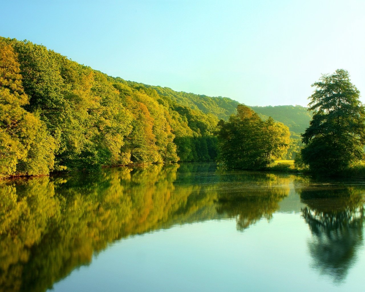 Обои небо, деревья, река, отражение, the sky, trees, river, reflection разрешение 2560x1600 Загрузить