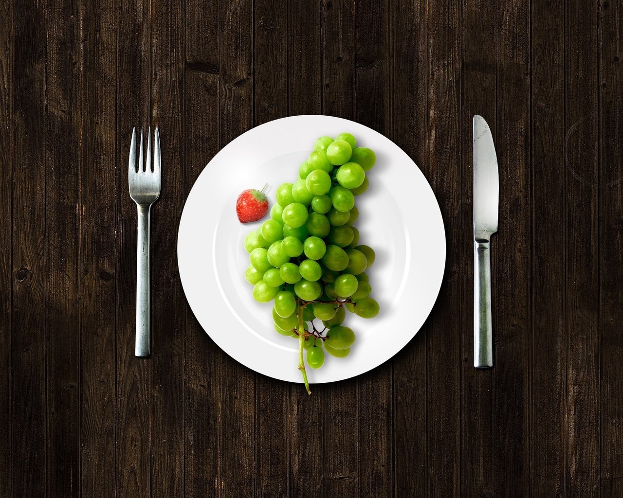 Обои виноград, вилка, тарелка, ножик, grapes, plug, plate, knife разрешение 2560x1600 Загрузить