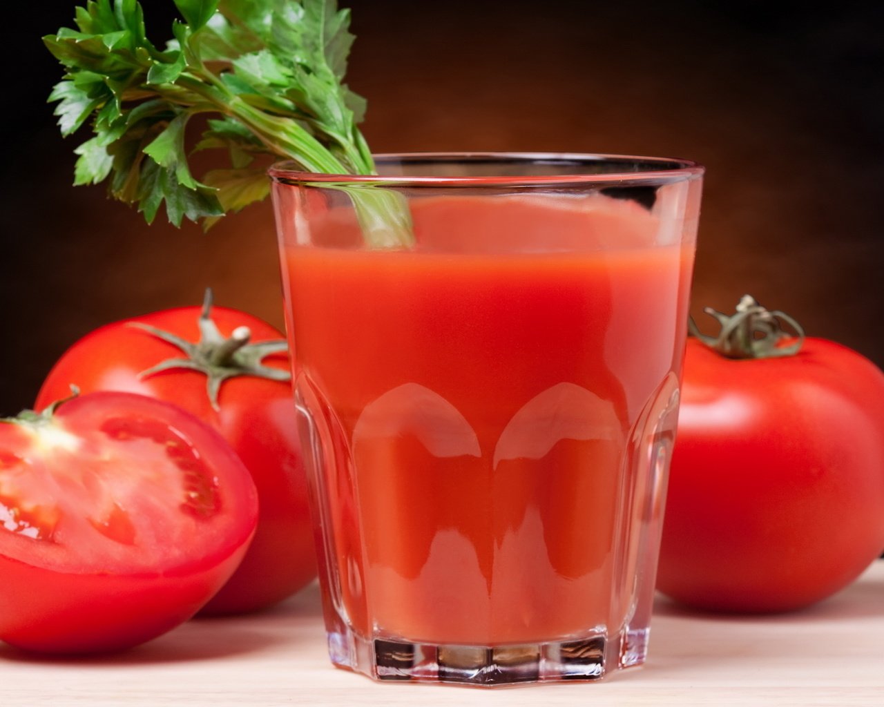 Обои стакан, помидоры, томатный сок, сельдерей, glass, tomatoes, tomato juice, celery разрешение 1920x1080 Загрузить