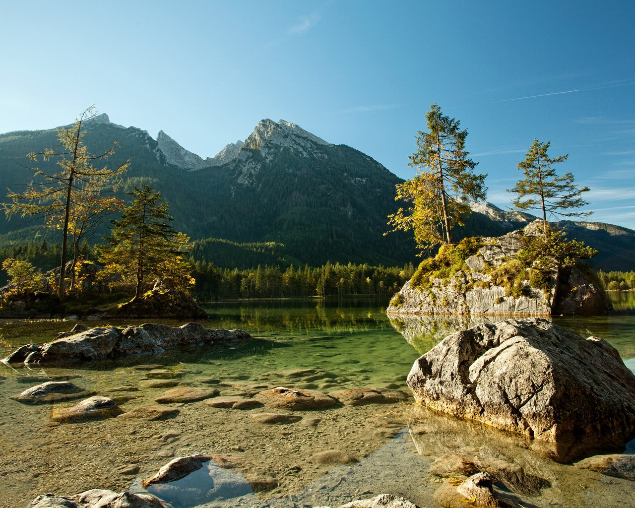 Обои небо, деревья, вода, горы, природа, камни, пейзаж, the sky, trees, water, mountains, nature, stones, landscape разрешение 2560x1600 Загрузить