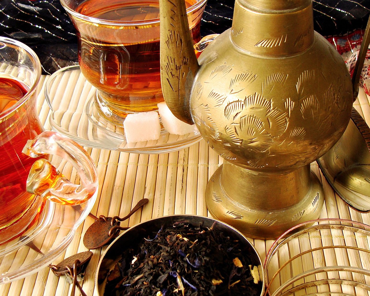 Зеленый чай вечером. Восточный чай. Марокканский чай Ингредиенты. Индийская чайная церемония. Восточные чашки для чая.