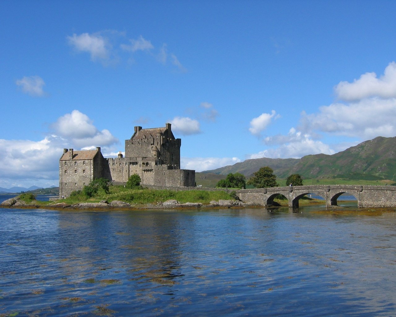 Обои небо, вода, шотландия, эйлин донан замок, the sky, water, scotland, eileen donan castle разрешение 2272x1704 Загрузить