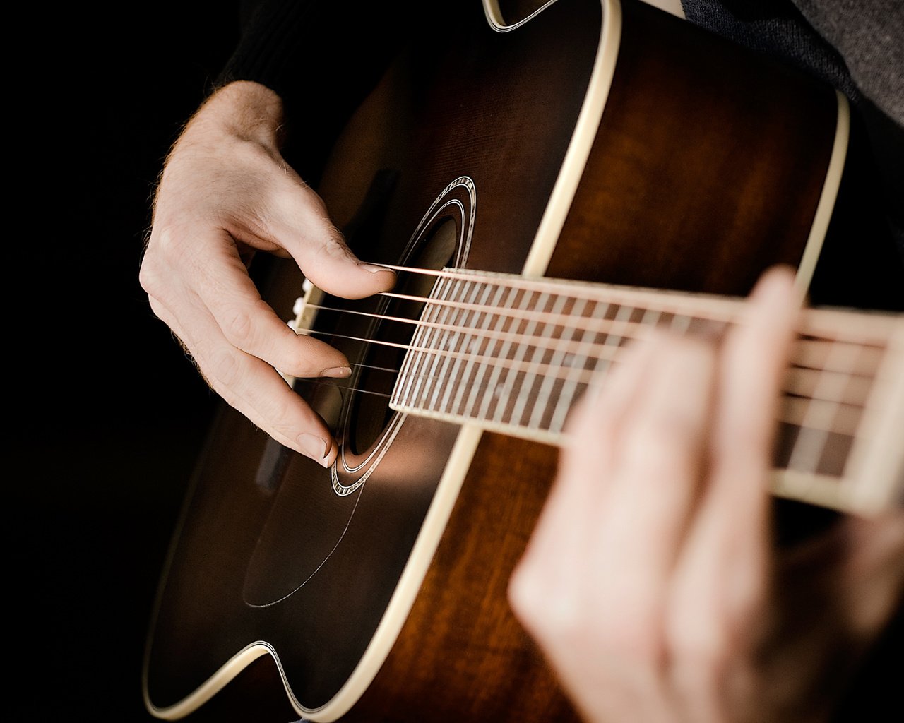 Обои гитара, струны, черный фон, руки, guitar, strings, black background, hands разрешение 1920x1080 Загрузить