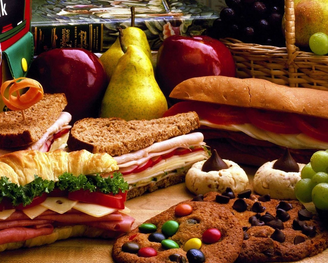 Обои виноград, булочки, фрукты, круассаны, яблоки, бутерброды, конфеты, ветчина, хлеб, бутербродысэндвичи, овощи, печенье, груши, grapes, buns, fruit, croissants, apples, sandwiches, candy, ham, bread, buterbrodnaja, vegetables, cookies, pear разрешение 1920x1200 Загрузить