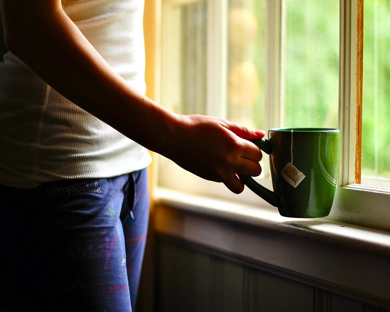 Обои рука, девушка, настроение, утро, окно, чашка чая, hand, girl, mood, morning, window, cup of tea разрешение 2560x1600 Загрузить