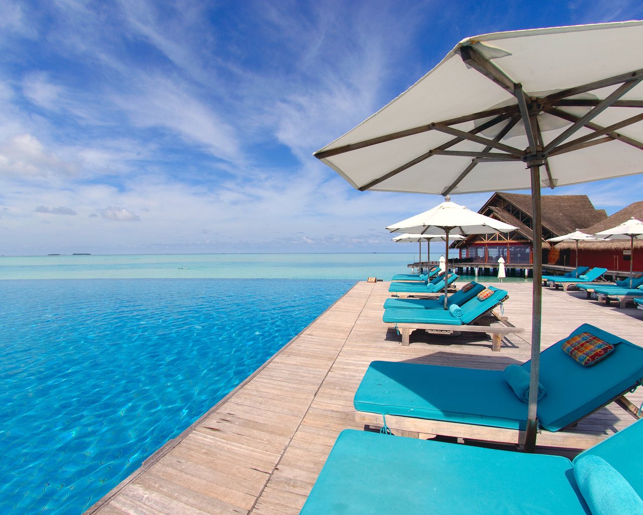 Обои курорт, лежаки, тропики, мальдивы, resort, sunbeds, tropics, the maldives разрешение 2835x1625 Загрузить