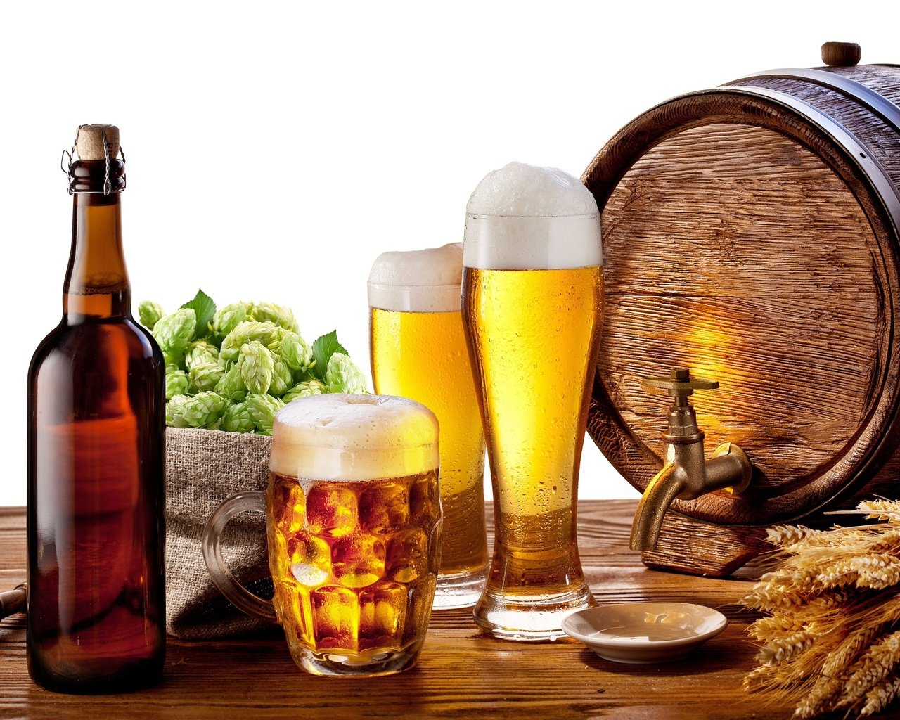 Обои кружка, бочонок, блюдце, краник, стаканы, разливное пиво, бутылка, пиво, пена, ячмень, хмель, mug, barrel, saucer, tap, glasses, bottle, beer, foam, barley, hops разрешение 2560x1600 Загрузить