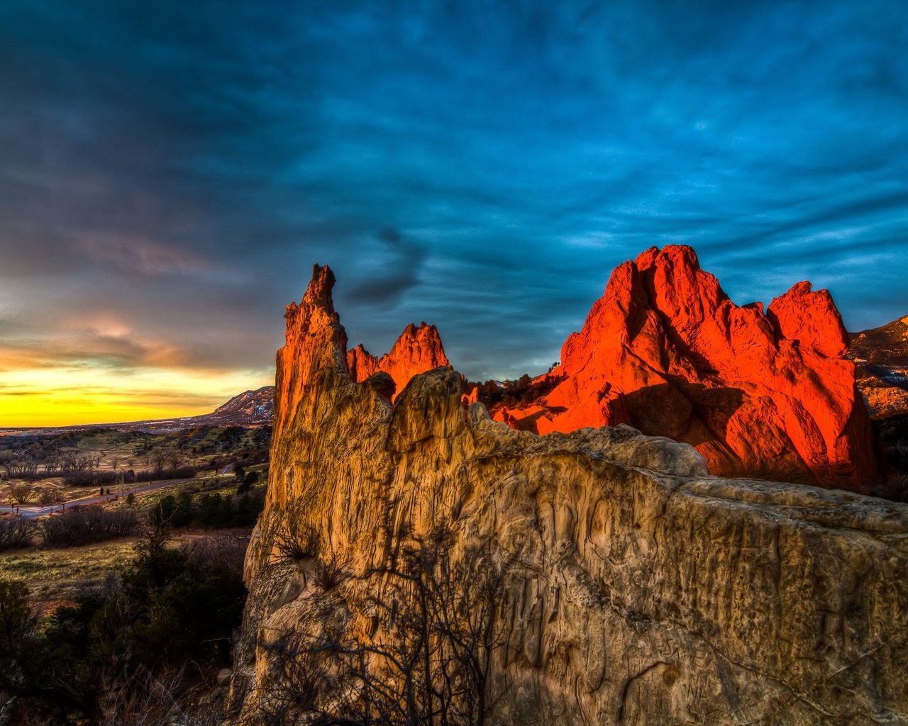 Обои небо, облака, горы, скалы, закат, колорадо, сад богов, the sky, clouds, mountains, rocks, sunset, colorado, garden of the gods разрешение 2048x1357 Загрузить