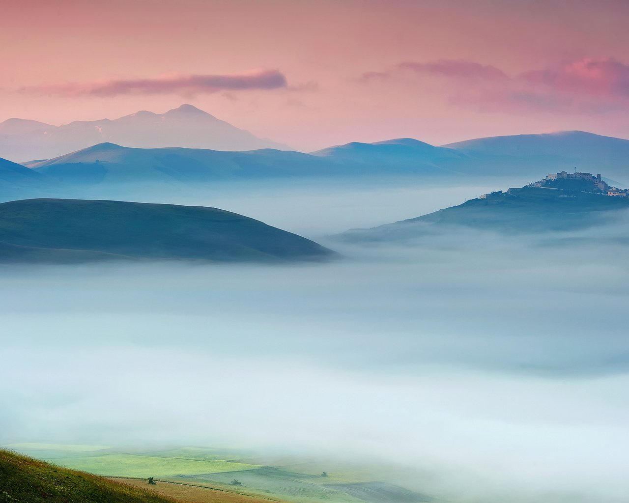 Обои небо, утро, туман, дом, италия, долина, усадьба, умбрия, the sky, morning, fog, house, italy, valley, estate, umbria разрешение 2048x1363 Загрузить