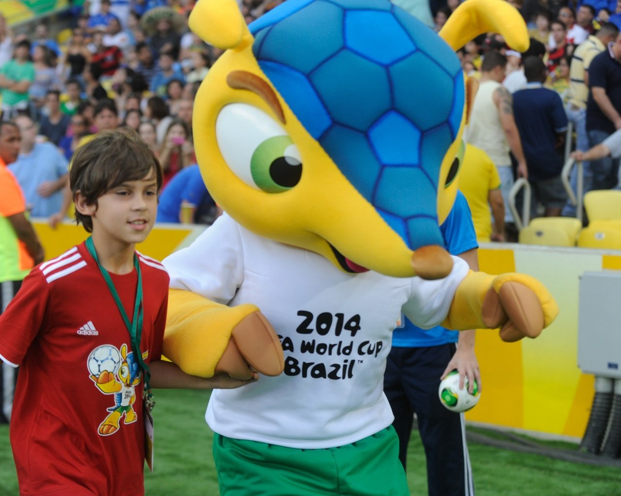 Обои талисман чемпионата мира по футболу в бразили, the mascot of the world cup in brazil разрешение 2560x1600 Загрузить