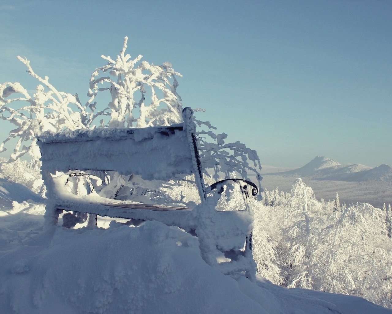 Обои небо, горы, снег, лес, зима, южный урал, таганай, the sky, mountains, snow, forest, winter, south ural, taganay разрешение 1920x1280 Загрузить