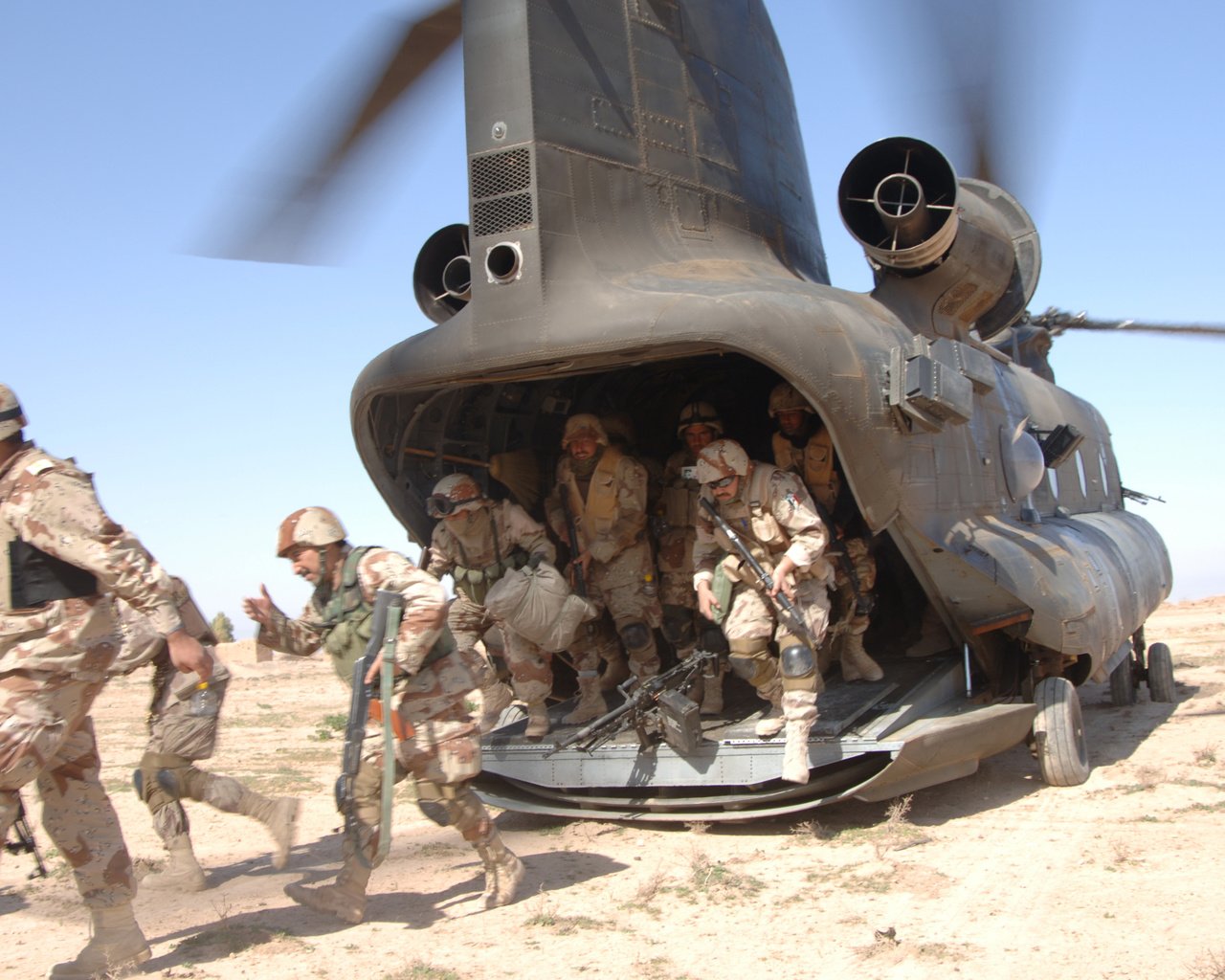 Обои солдаты, вертолет, soldiers, helicopter разрешение 4288x2848 Загрузить