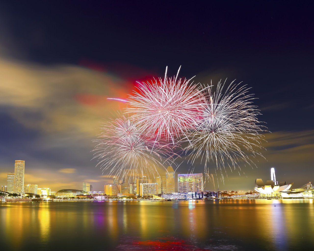 Обои ночь, огни, море, салют, город, фейерверк, сингапур, night, lights, sea, salute, the city, fireworks, singapore разрешение 4765x3273 Загрузить