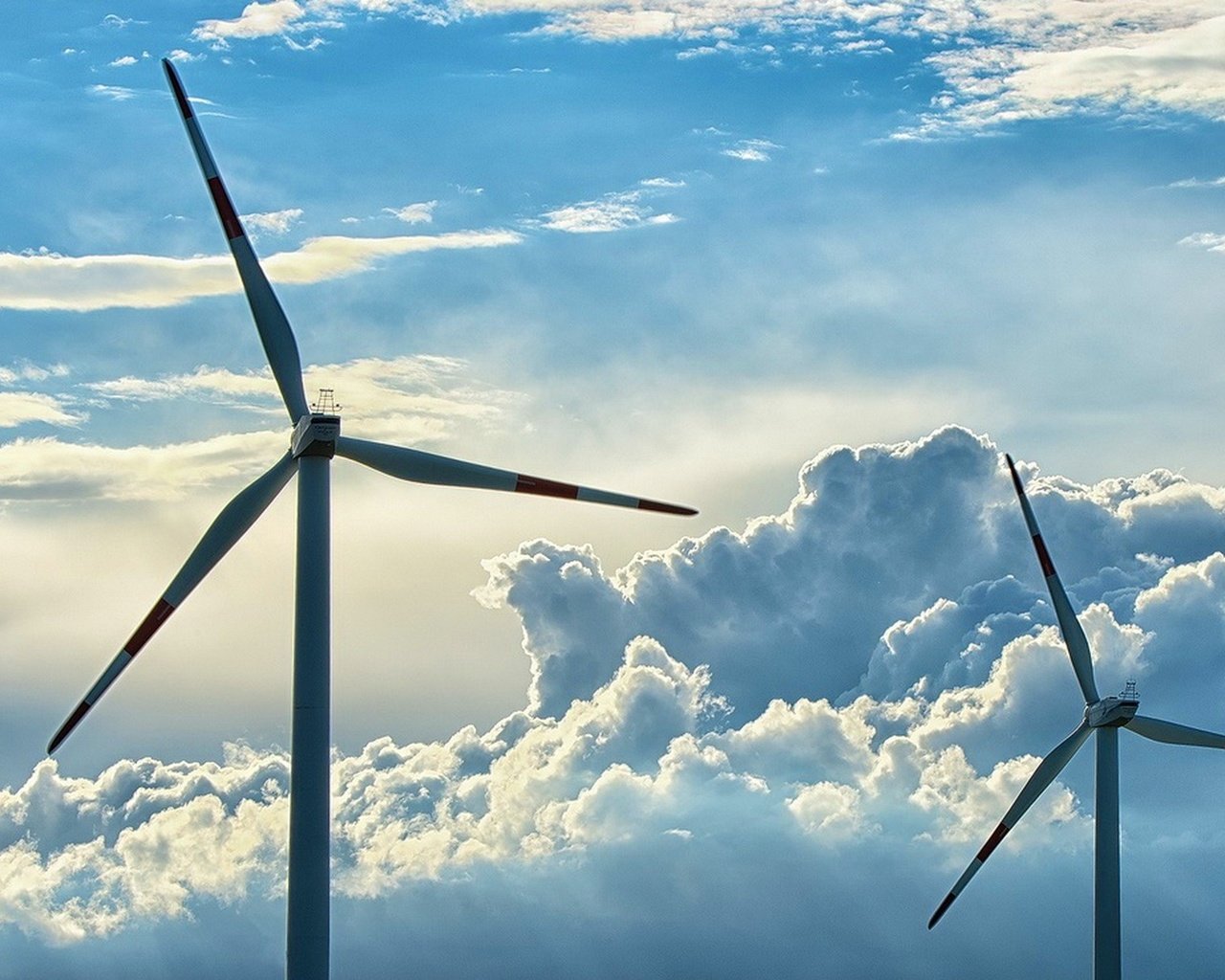 Обои небо, облака, ветряк, ветрогенератор, the sky, clouds, windmill, wind turbine разрешение 1920x1267 Загрузить