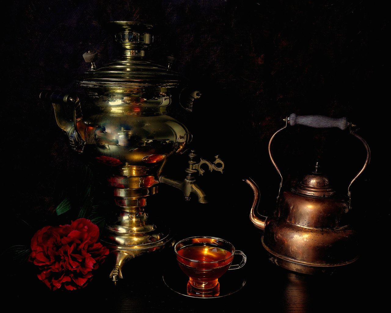 Обои цветок, черный фон, чашка, чай, чайник, натюрморт, самовар, flower, black background, cup, tea, kettle, still life, samovar разрешение 2048x1536 Загрузить