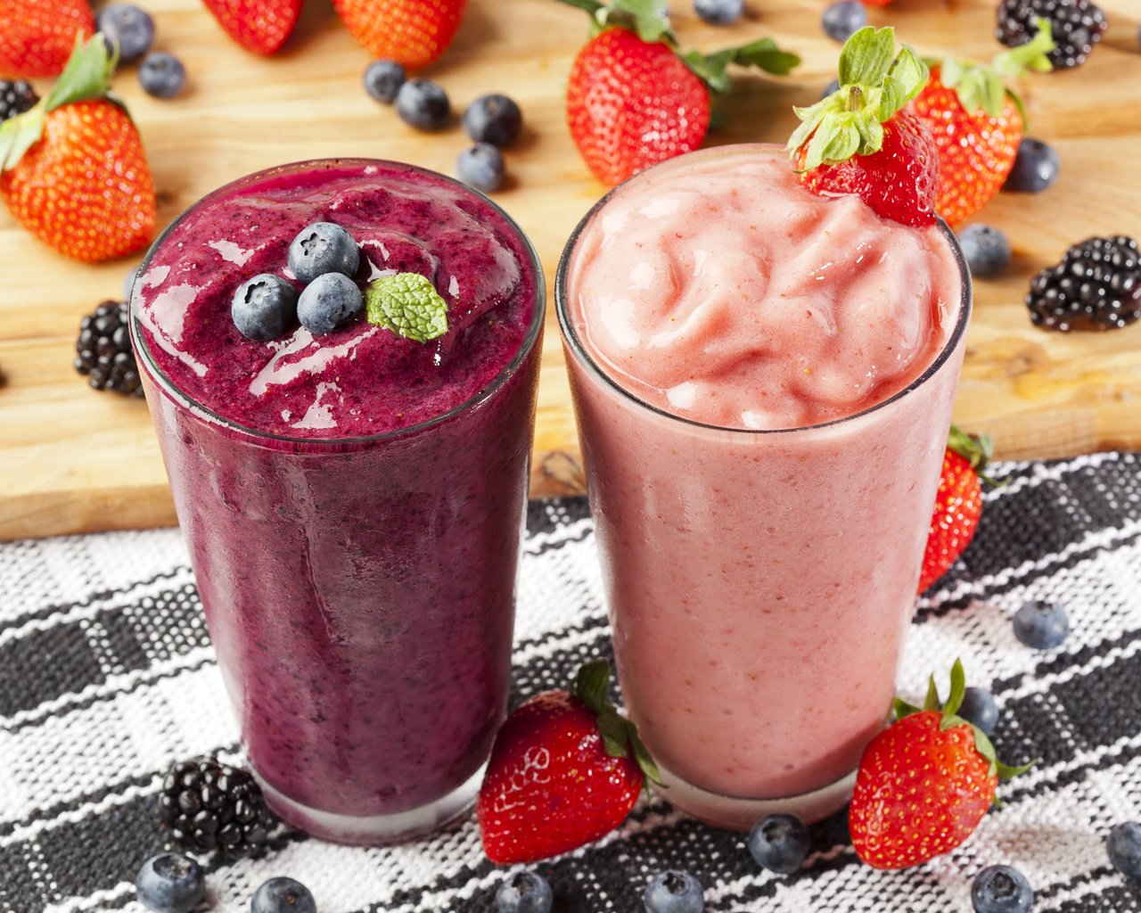 Обои напиток, клубника, ягоды, черника, стаканы, ежевика, смузи, drink, strawberry, berries, blueberries, glasses, blackberry, smoothies разрешение 4200x2800 Загрузить