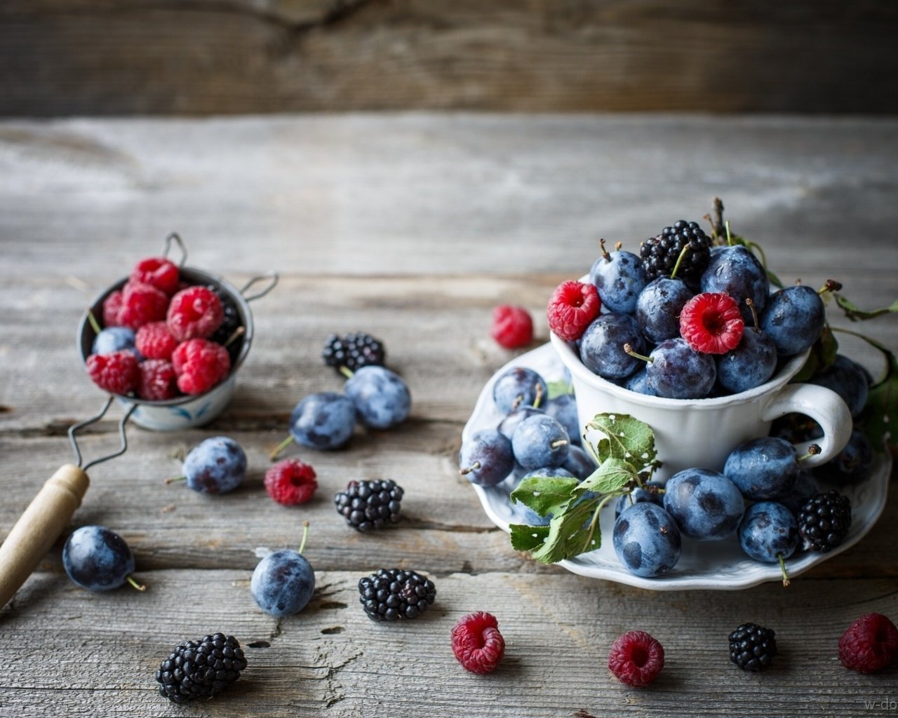 Обои малина, фрукты, ягоды, ежевика, сливы, деревянная поверхность, raspberry, fruit, berries, blackberry, plum, wooden surface разрешение 1920x1393 Загрузить