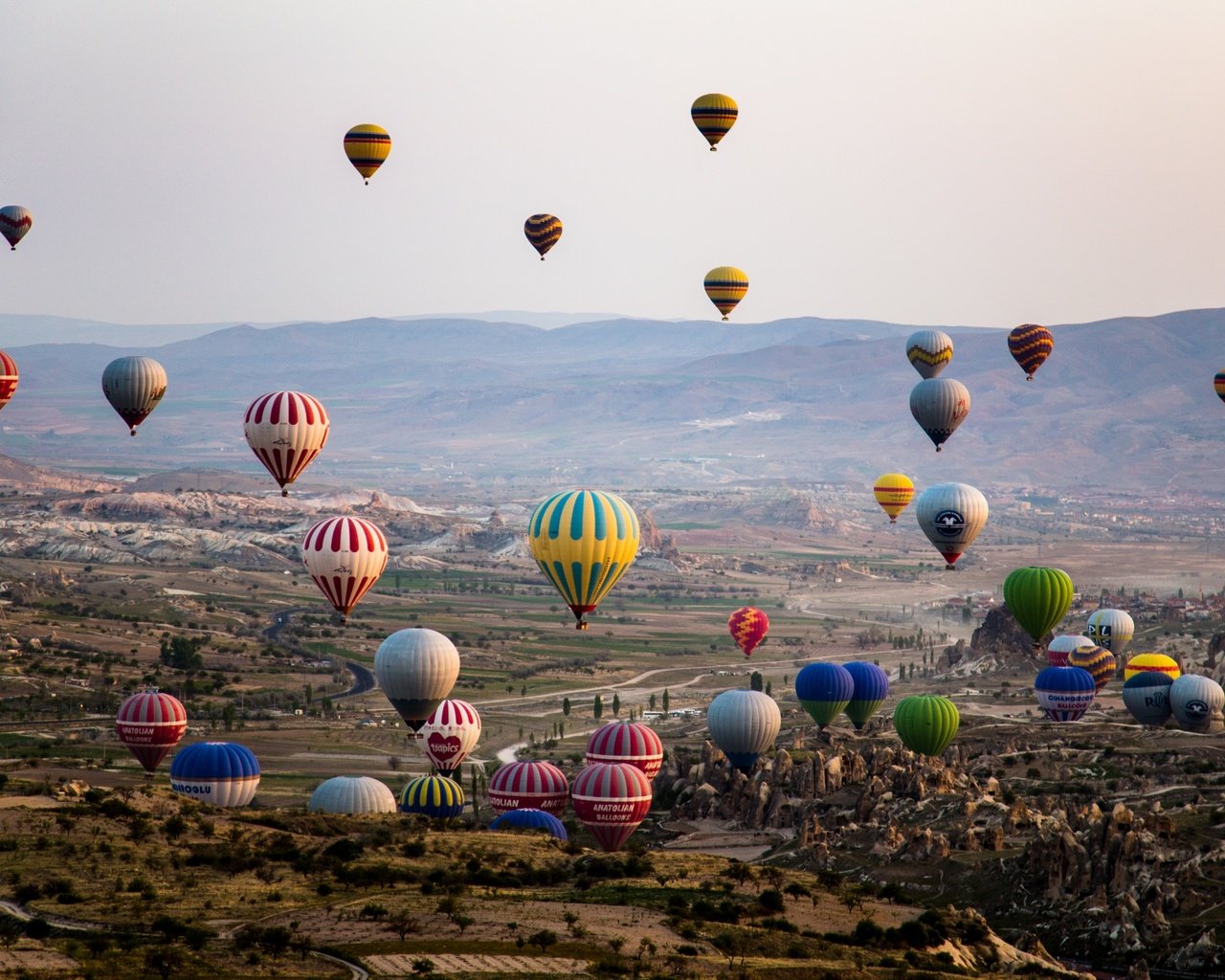 Обои горы, шары, воздушные шары, долина, mountains, balls, balloons, valley разрешение 2880x1920 Загрузить