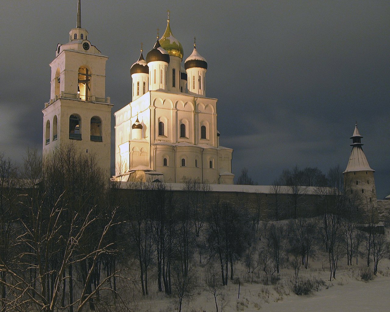 Обои псков, небо, храм, тучи, собор, город, россия, церковь, купола, pskov, the sky, temple, clouds, cathedral, the city, russia, church, dome разрешение 1920x1200 Загрузить